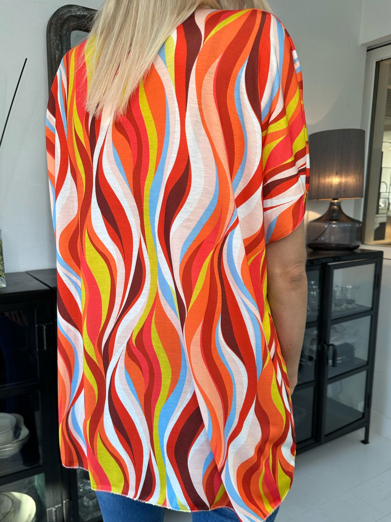 Kirsa - Blød flerfarvet bluse med v-hals